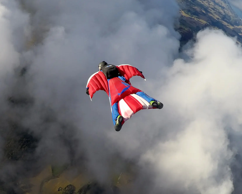 Osoba uprawiający base jumping