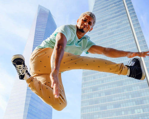 Mężczyzna trenujący jumpstyle