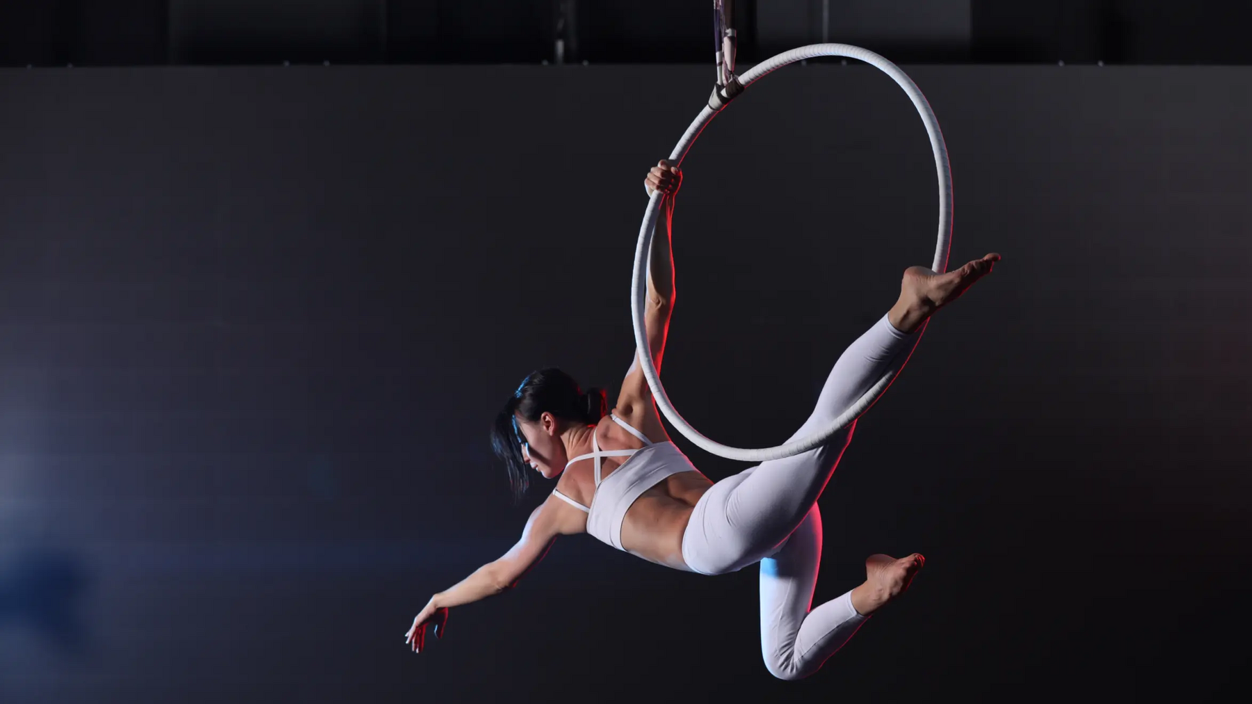 Dziewczyna trenująca aerial hoop