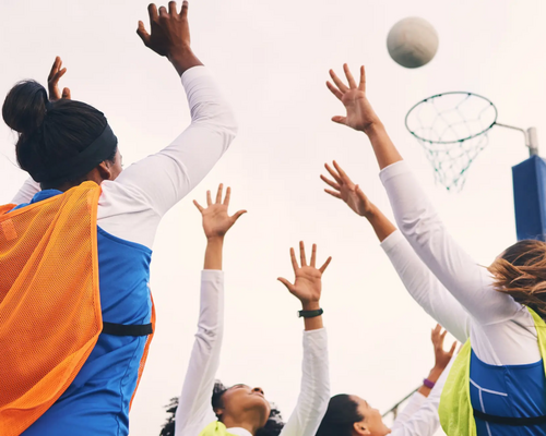 Dziewczyny grające w netball
