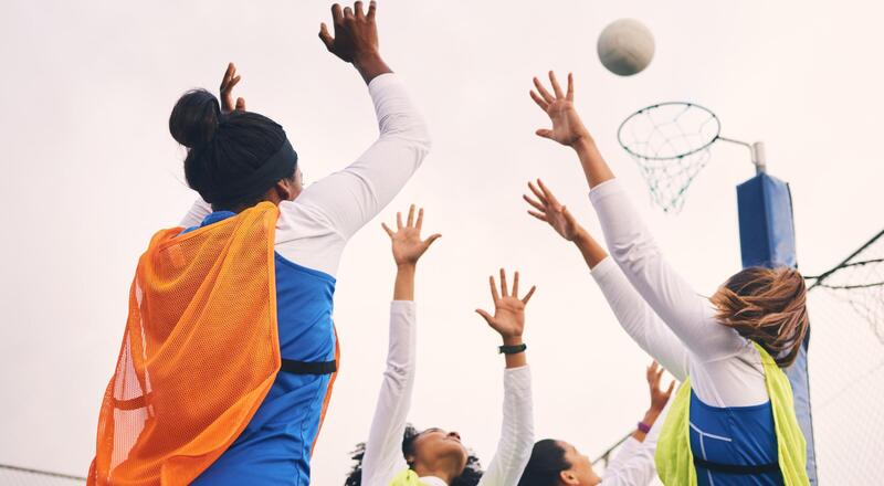 Netball – co to za sport? Co ma wspólnego z koszykówką?