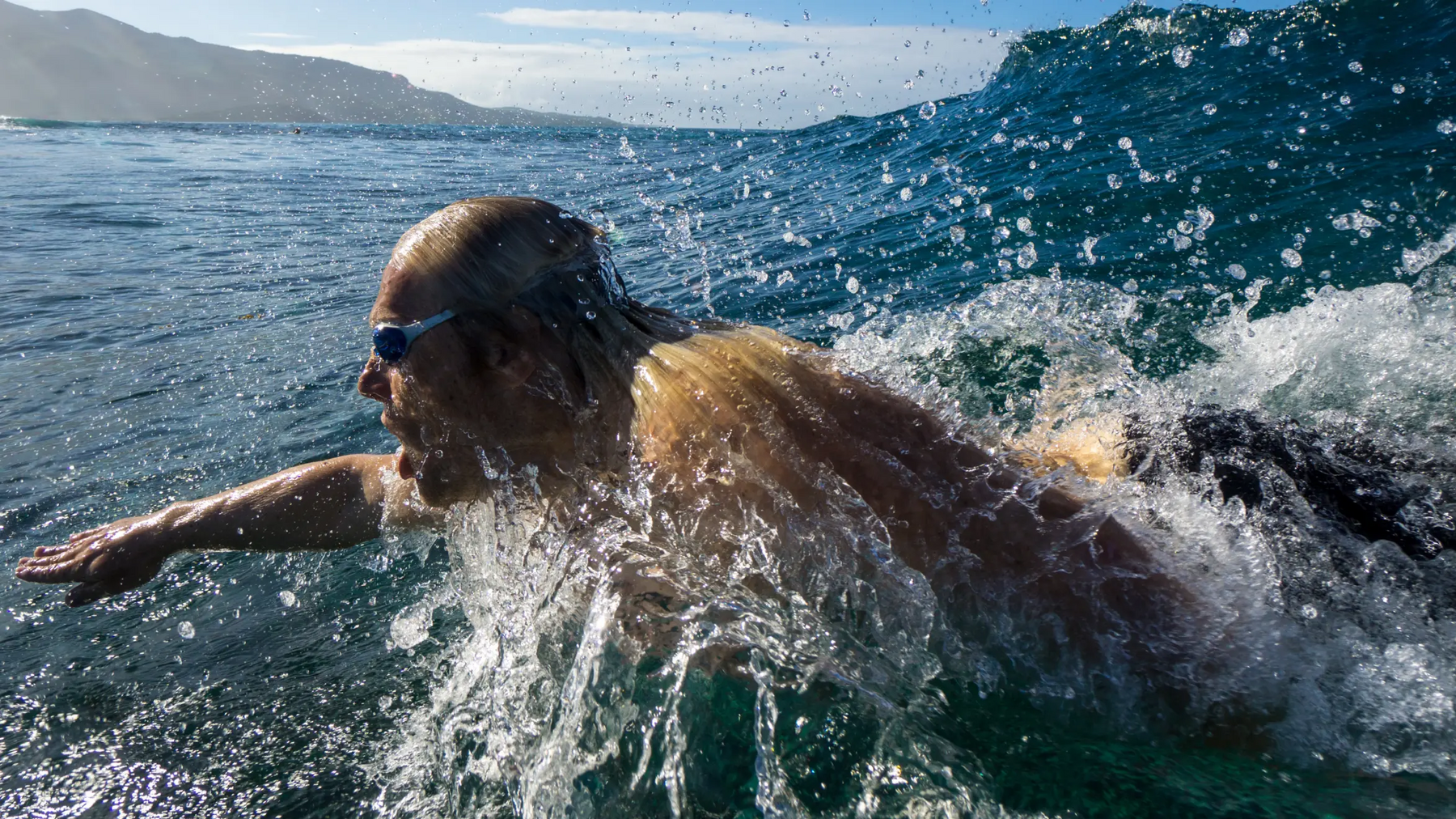 Mężczyzna uprawiający body surfing