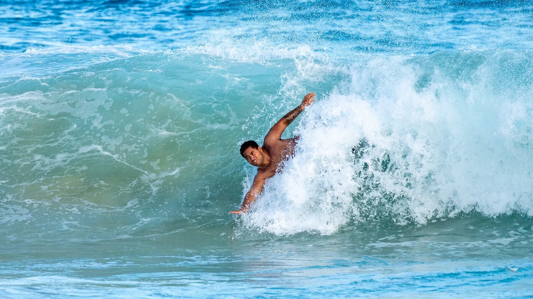 Mężczyzna uprawiający body surfing