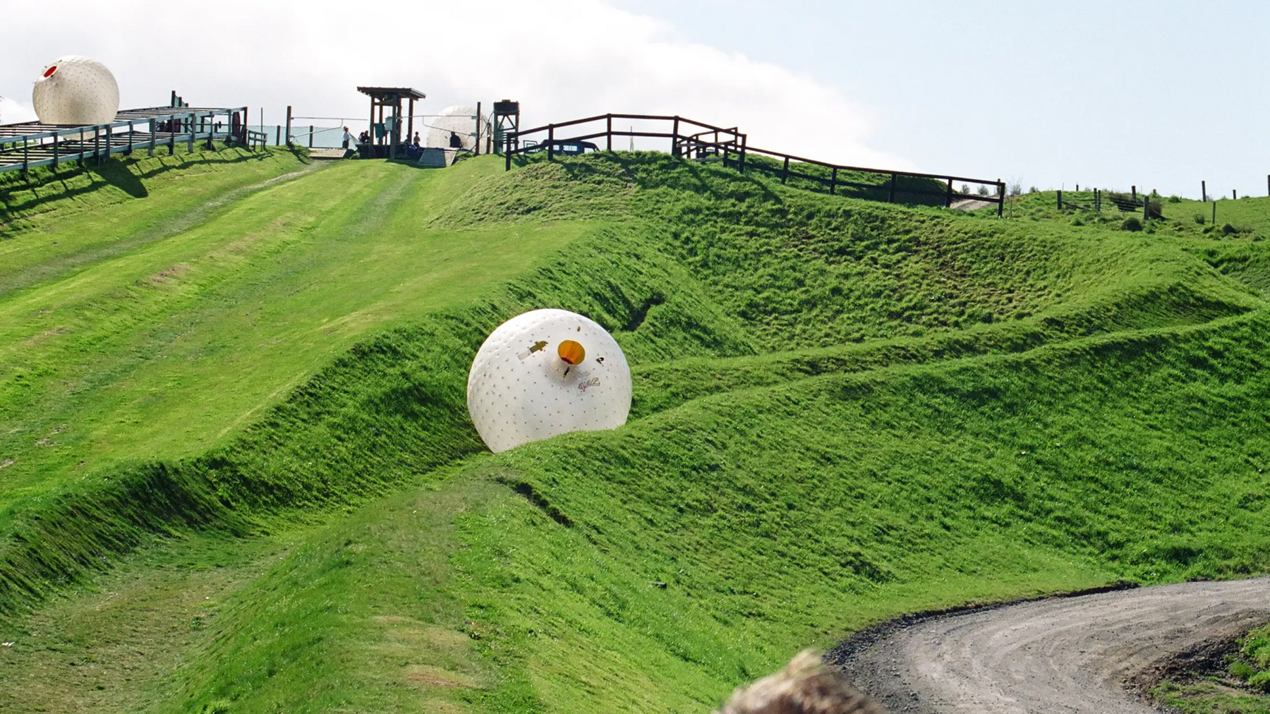 Osoba uprawiająca zorbing na trawie
