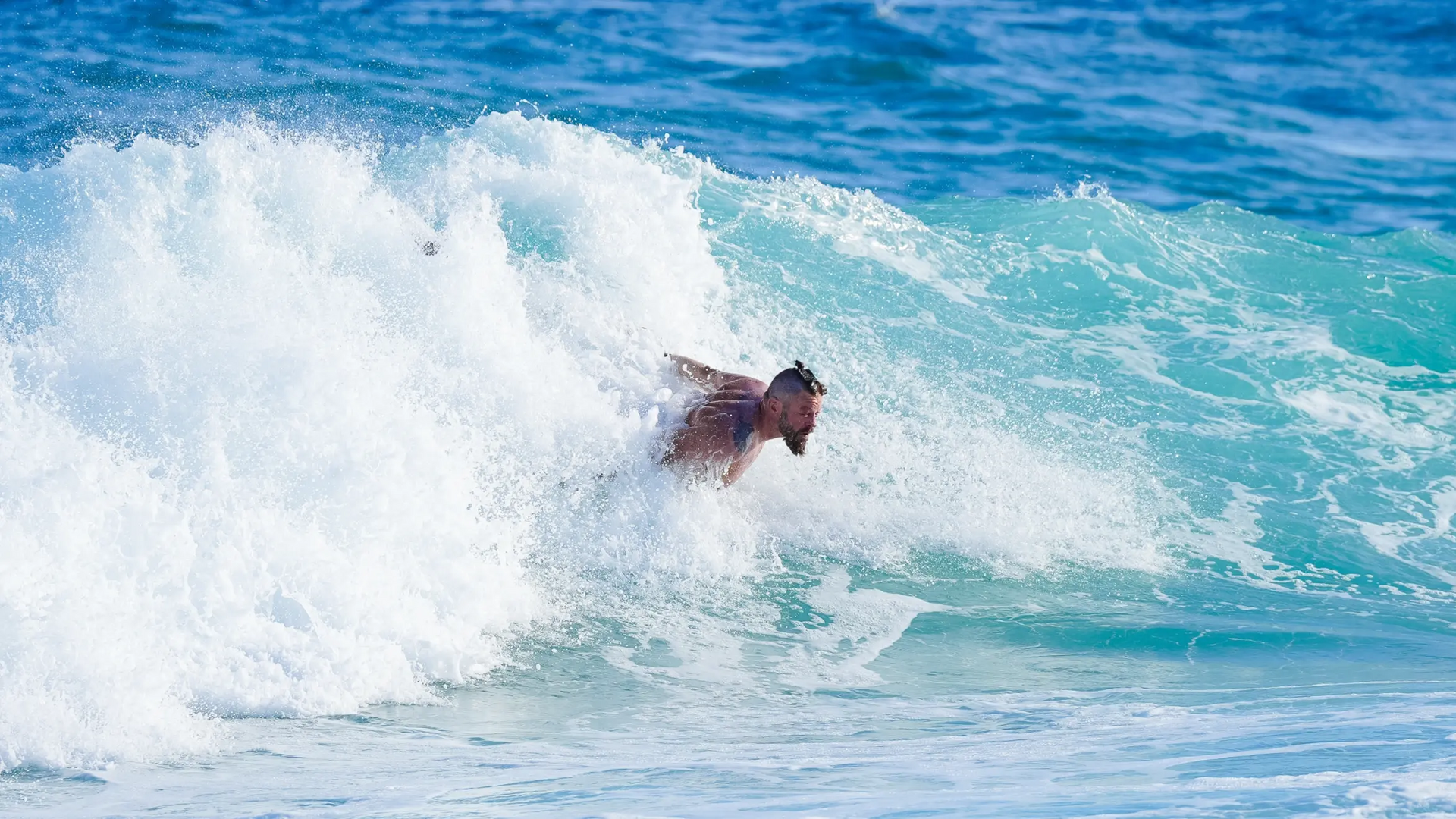 Mężczyzna uprawiający body surfing