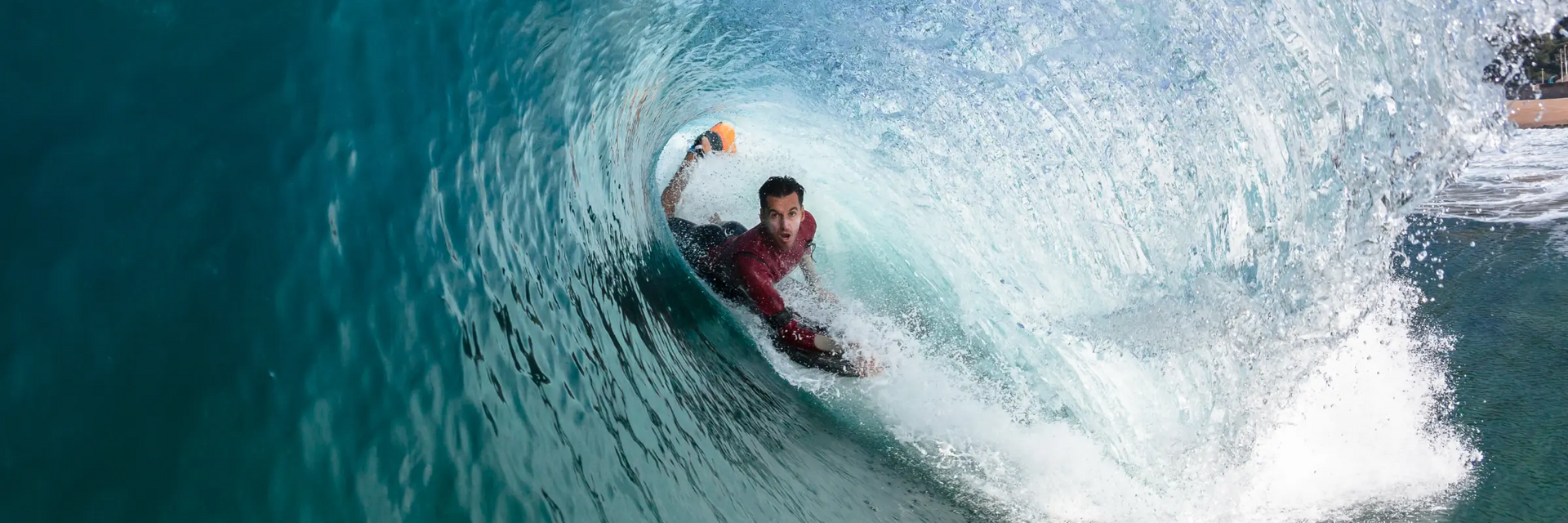 Mężczyzna uprawiający body surfing
