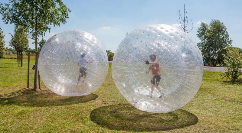 Zorbing – co to jest za sport? Zabawa z kulą sferyczną