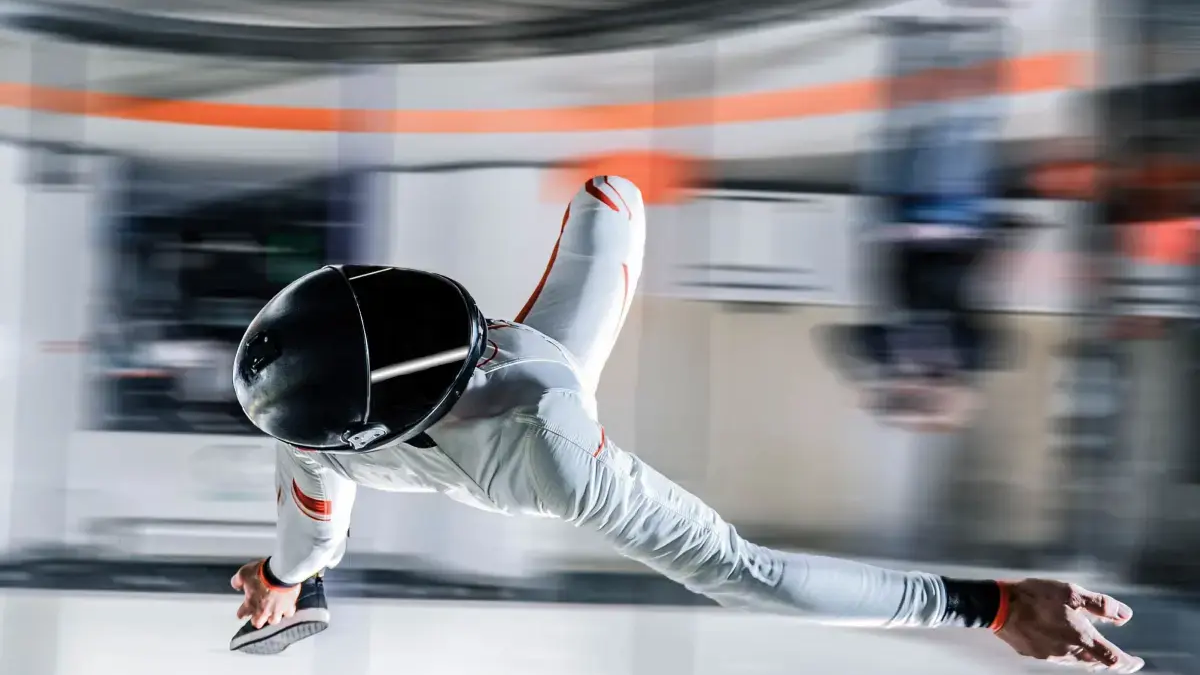 Osoba latająca w tunelu aerodynamicznym
