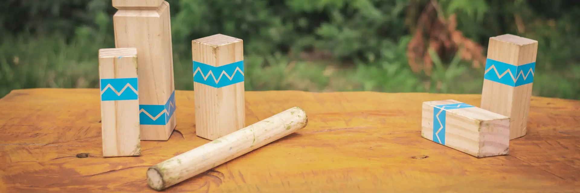Klocki Kubb na stole