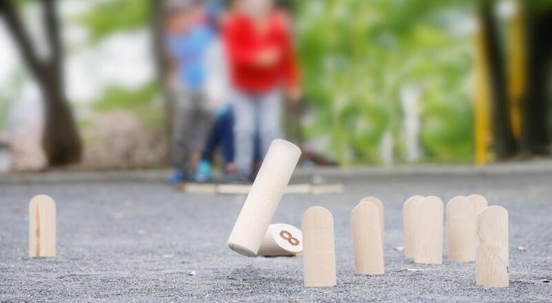 Kręgle fińskie – poznaj zasady gry w mölkky!