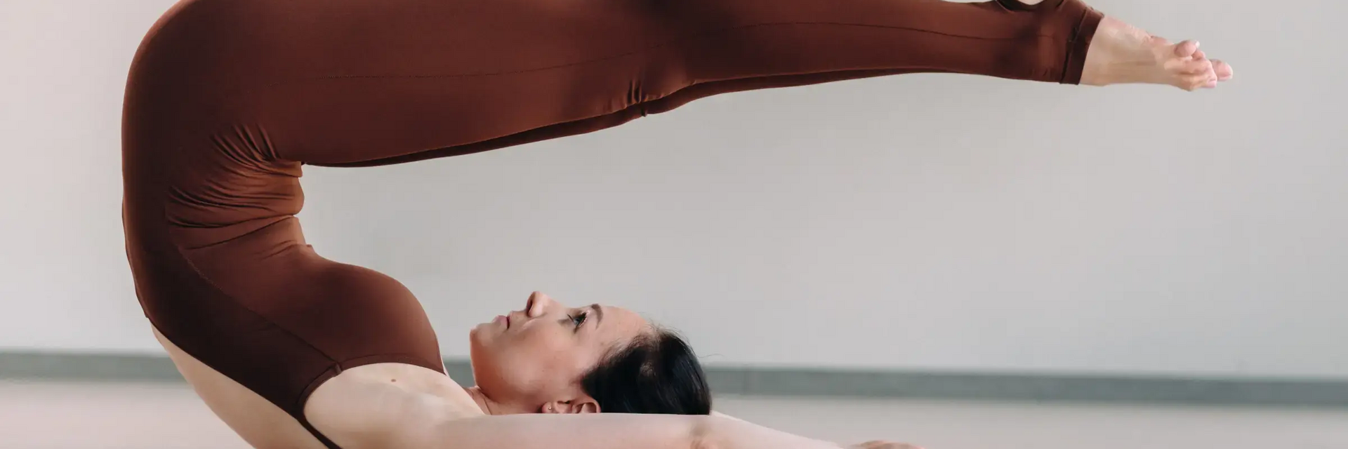 Kobieta ćwicząca na macie pilates corkscrew