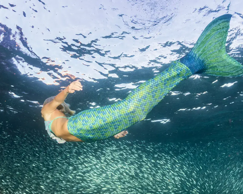 Kobieta uprawiająca mermaiding w syrenim ogonie
