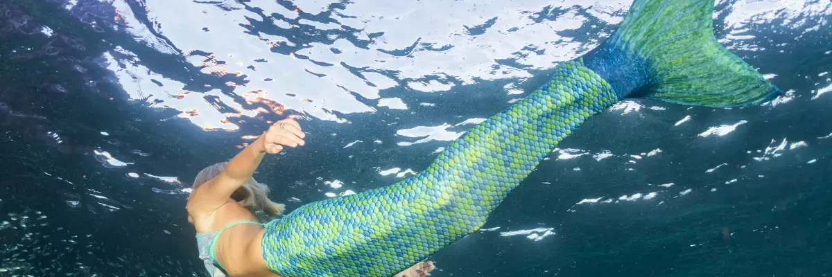 Kobieta uprawiająca mermaiding w syrenim ogonie
