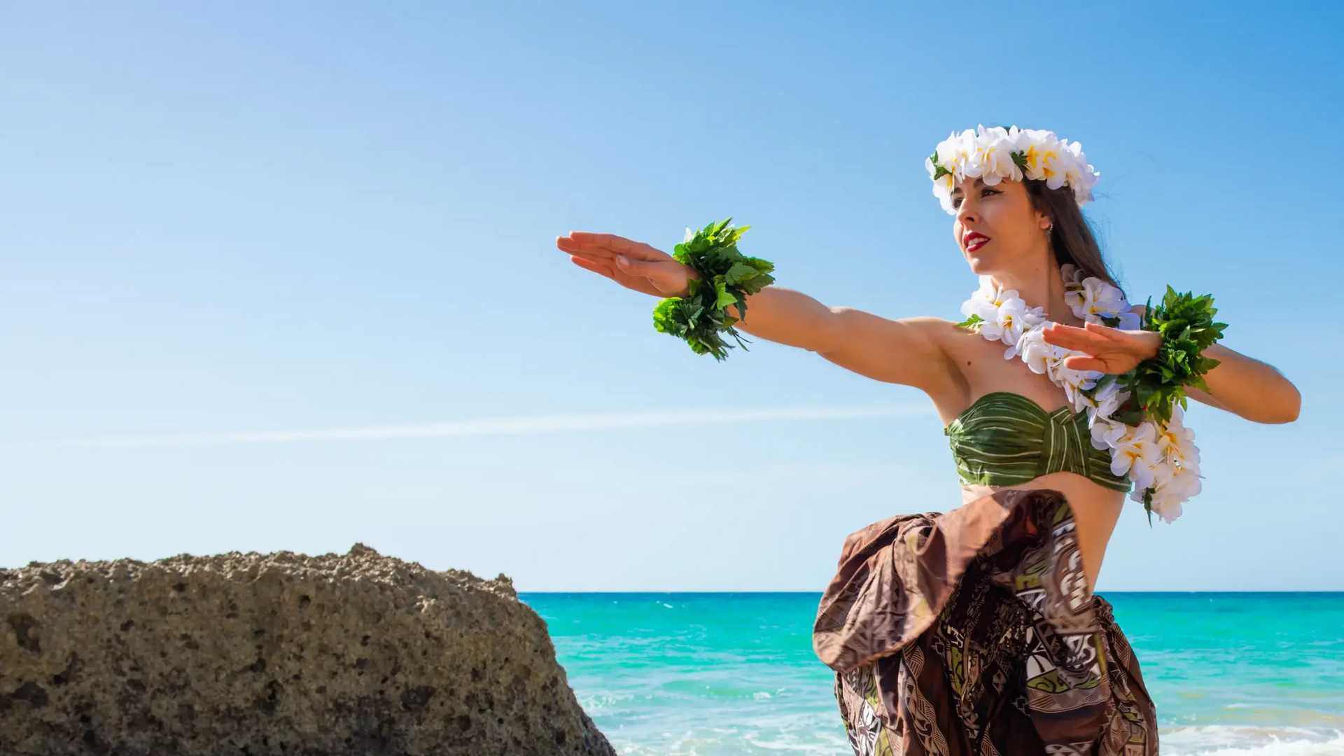 Kobieta tańcząca taniec hula na plaży