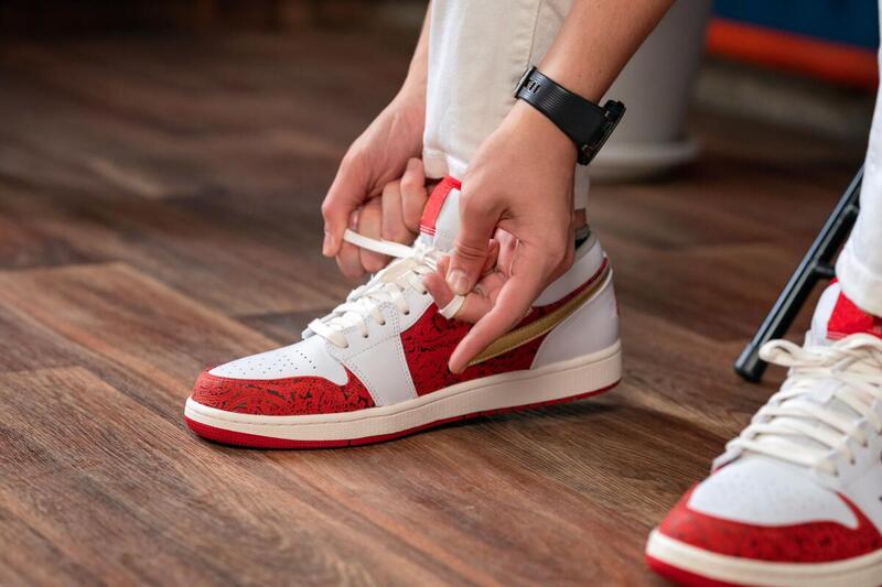 Jak wiązać sznurówki w sneakersach? Różne techniki sznurowania
