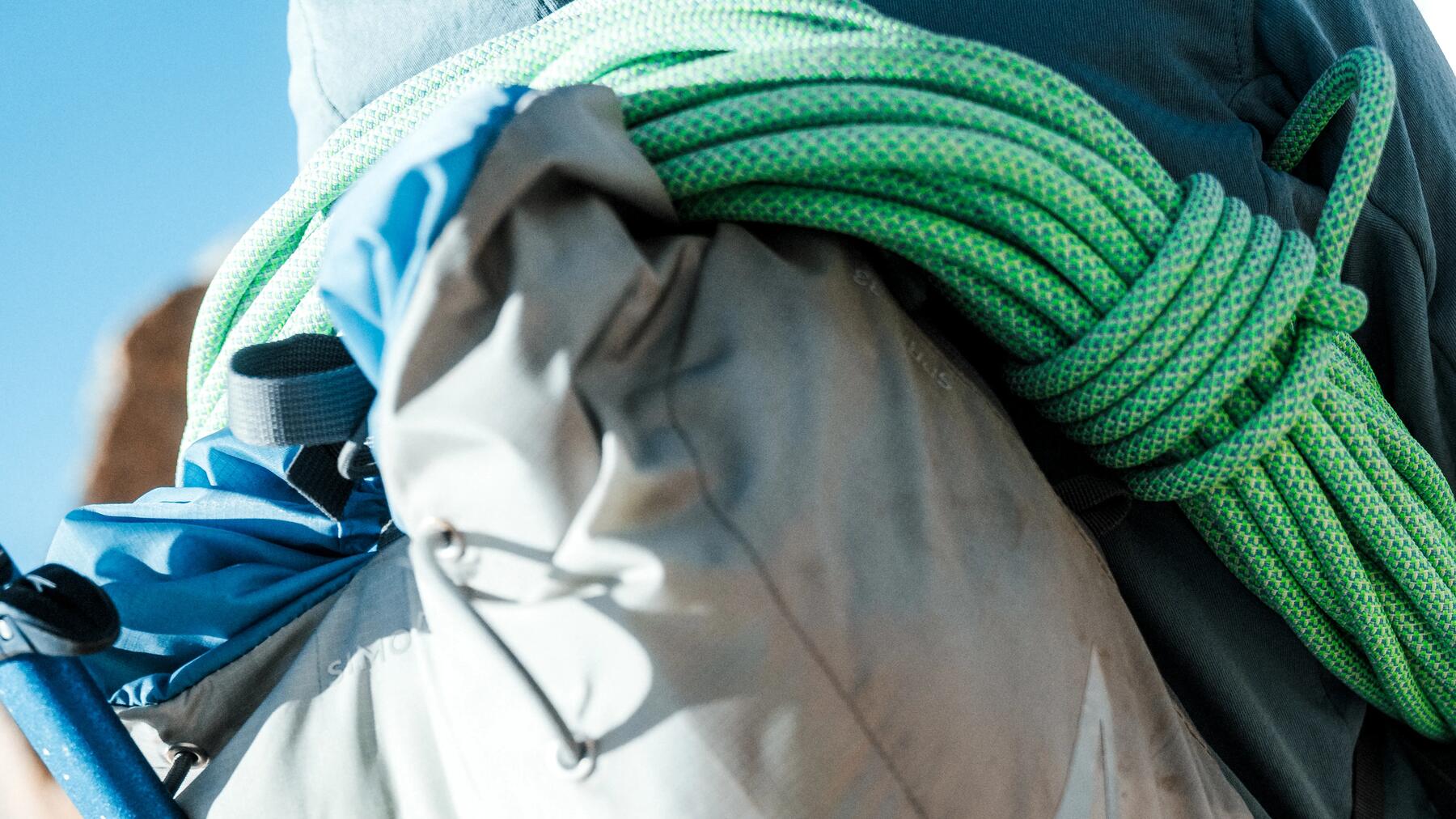 escaladores em bloco no ginasio