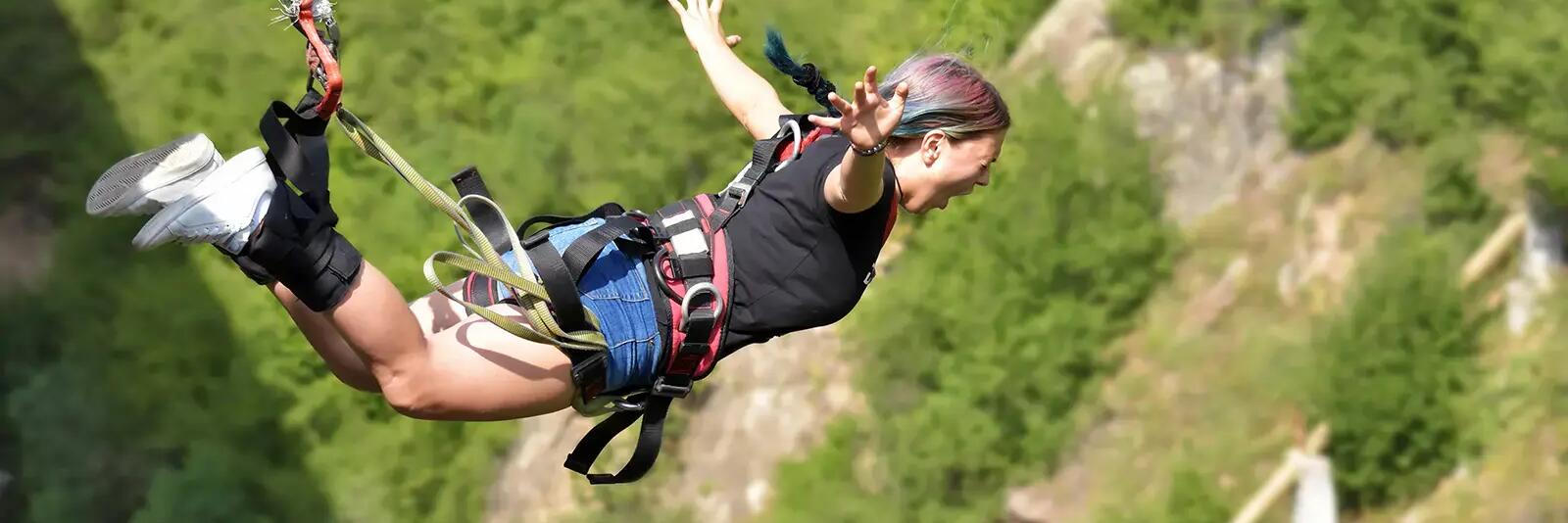 Dziewczyna skacząca na bungee
