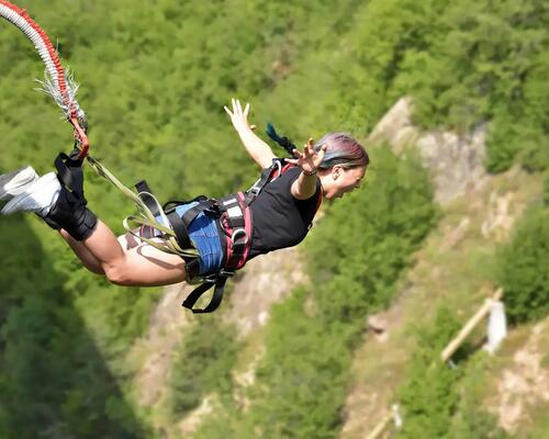 Dziewczyna skacząca na bungee