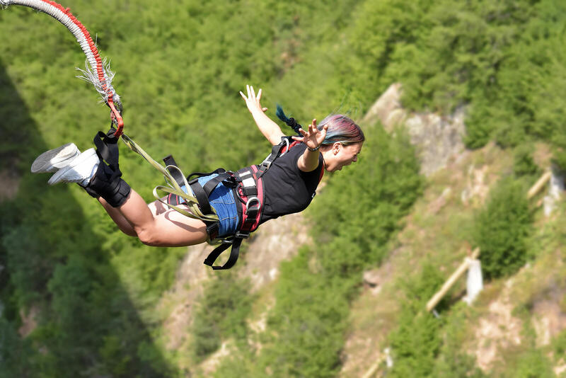Bungee – od ilu lat można skakać, ile kosztuje, jak się przygotować