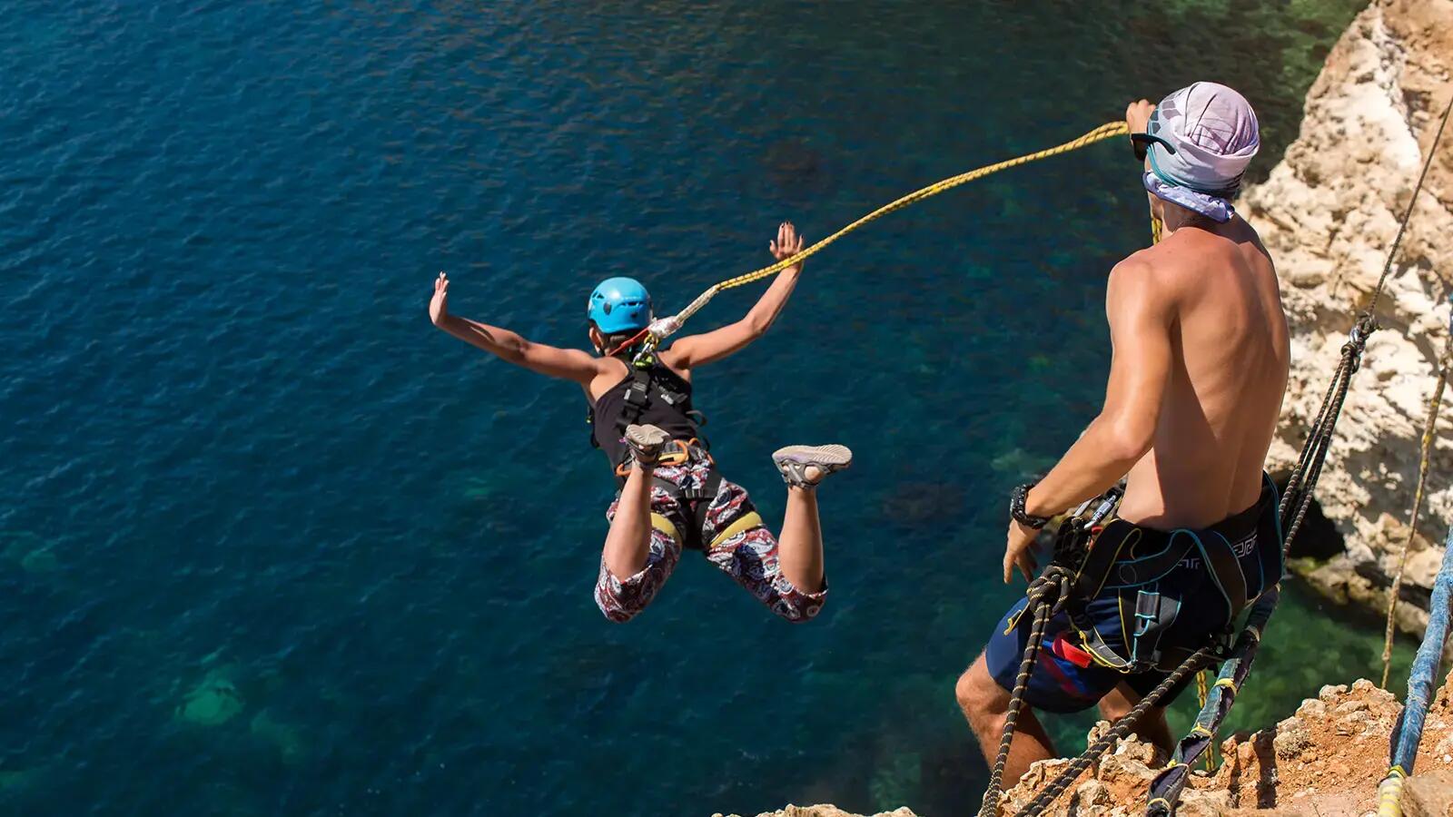 Kobieta w kasku skacząca na bungee