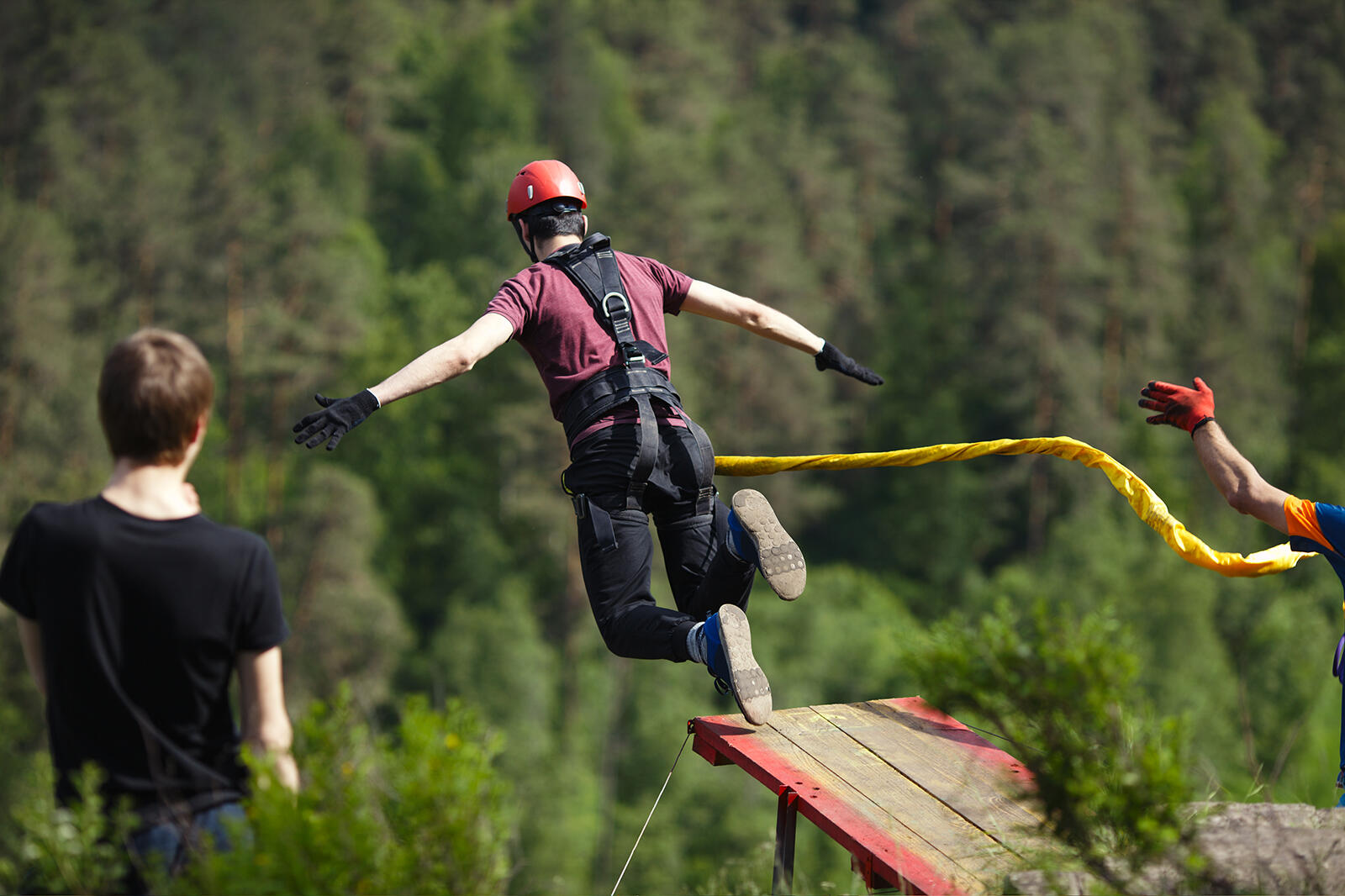 Mężczyzna w kasku skaczący na bungee