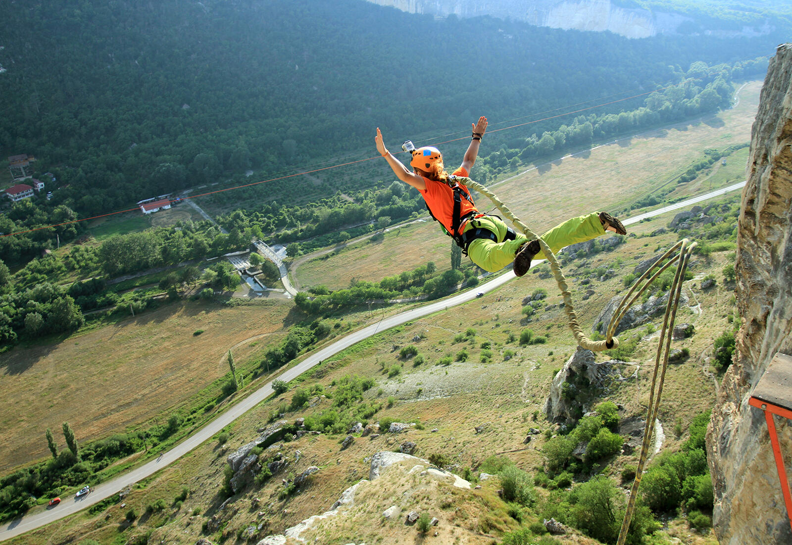 Kobieta w kasku skacząca na bungee