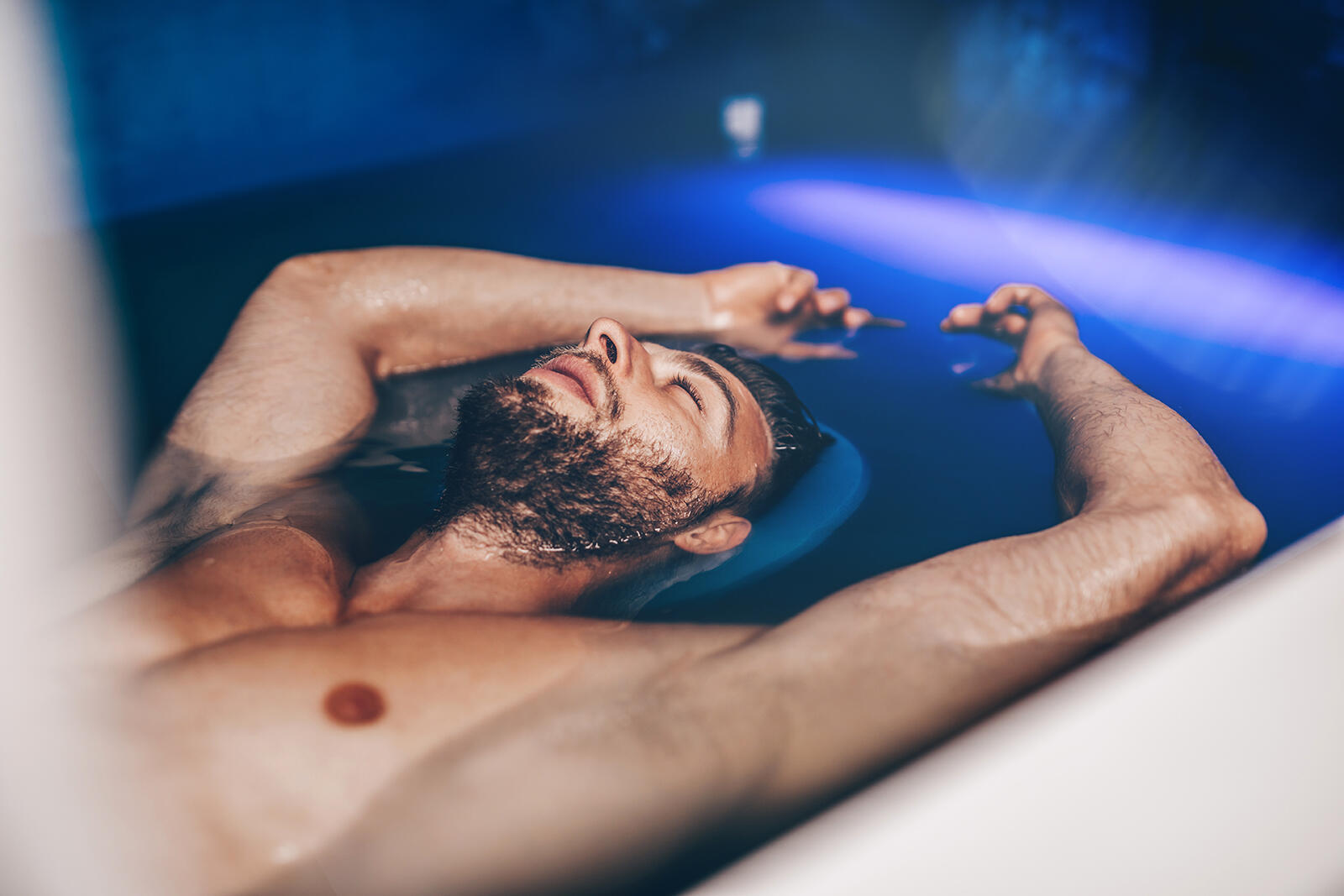 Mężczyzna relaksujący się w kapsule