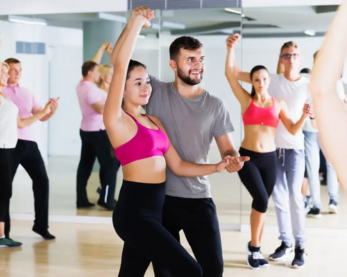Pary tańczące west coast swing na sali