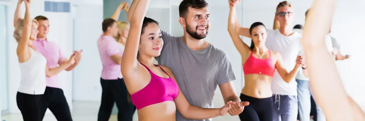 Pary tańczące west coast swing na sali