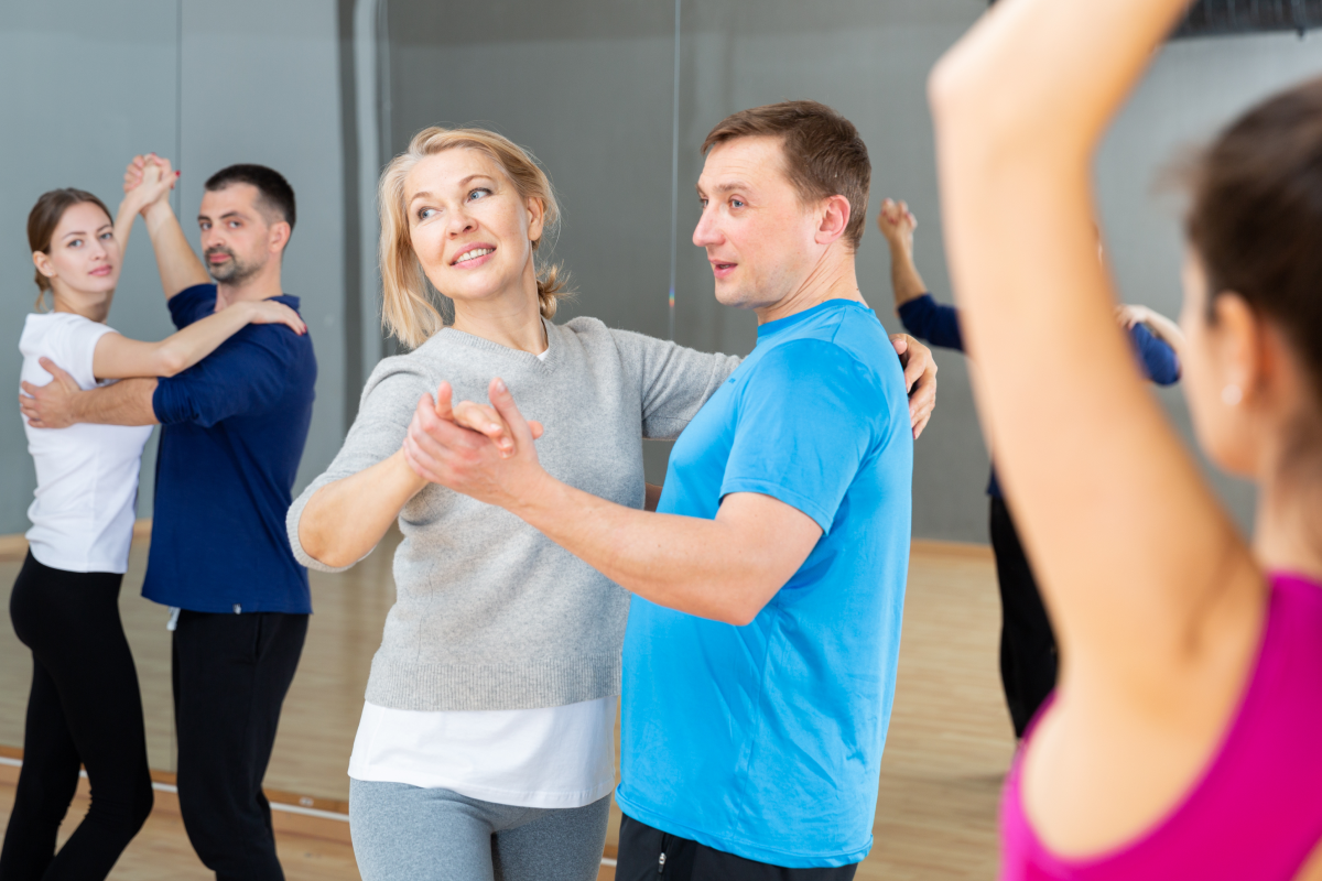 Pary tańczące west coast swing na sali