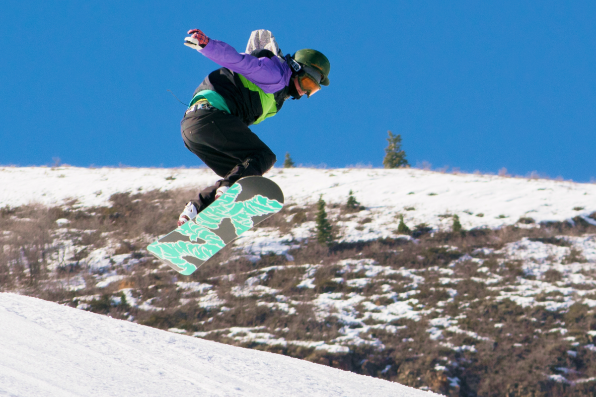 Mężczyzna jeżdżacy na snowboardzie