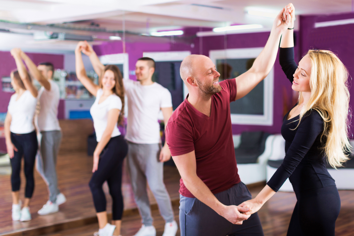Pary tańczące na sali west coast swing