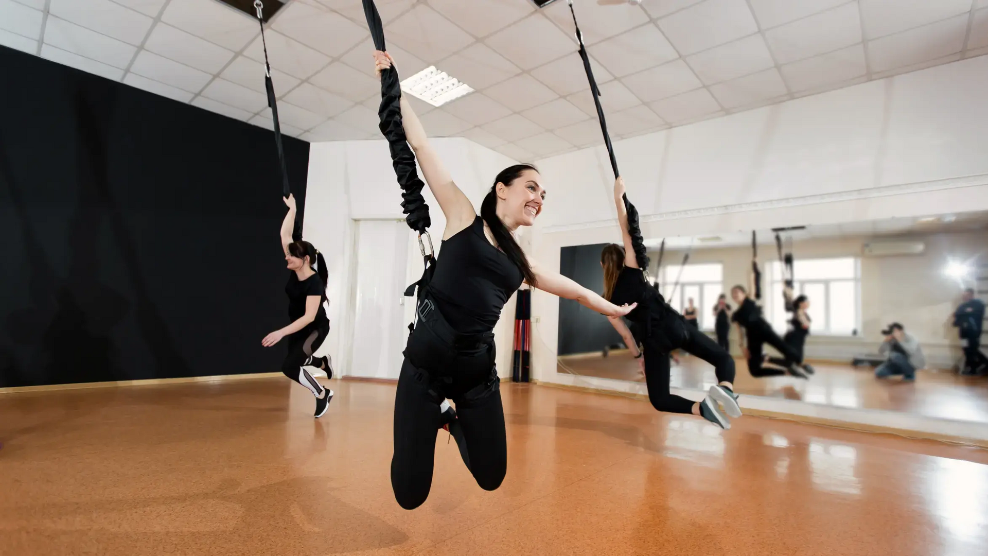 Kobiety trenujące bungee fitness