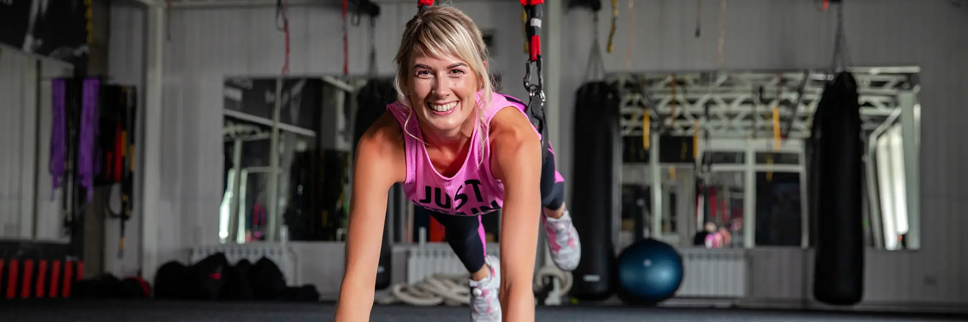 Kobieta wisząca na taśmach trenująca bungee fitness