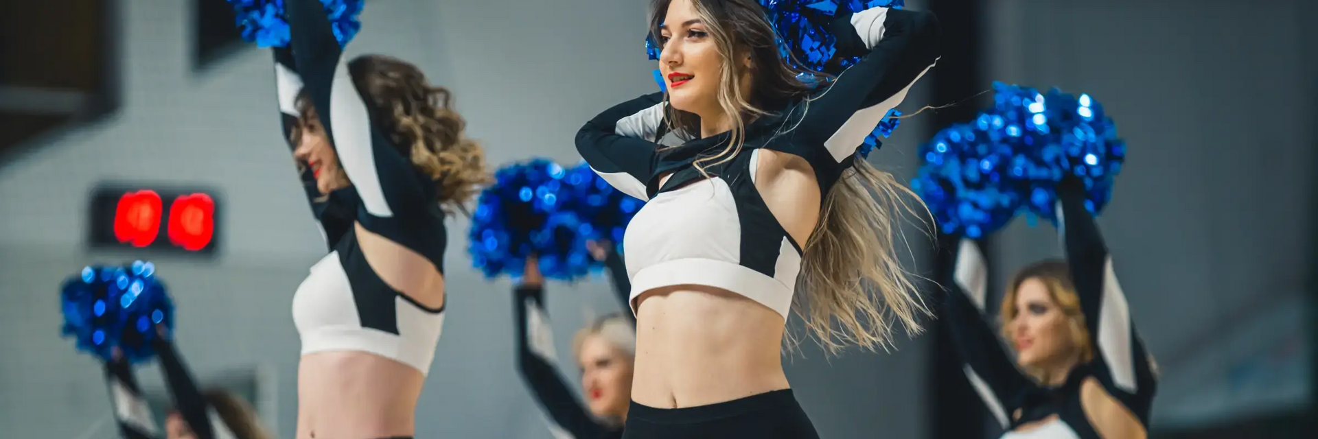 Dziewczyny trenujące cheerleading sportowy