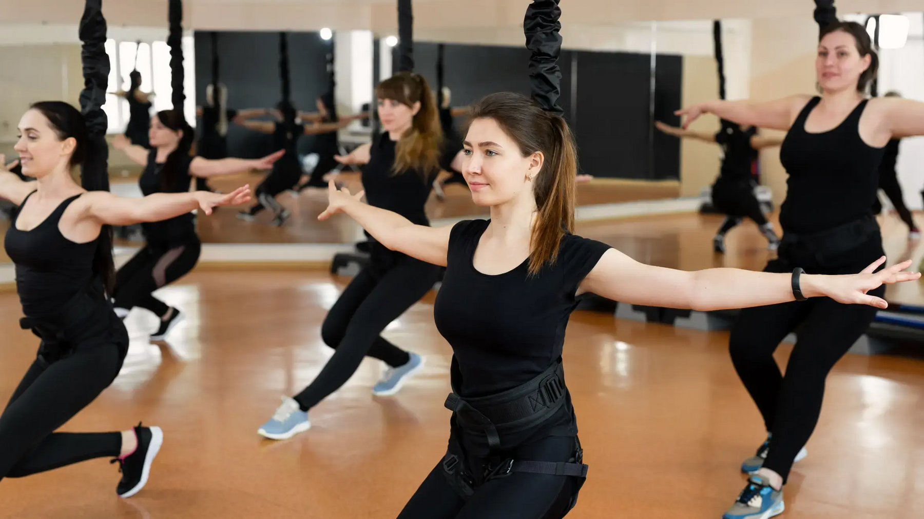 Kobiety trenujące bungee fitness