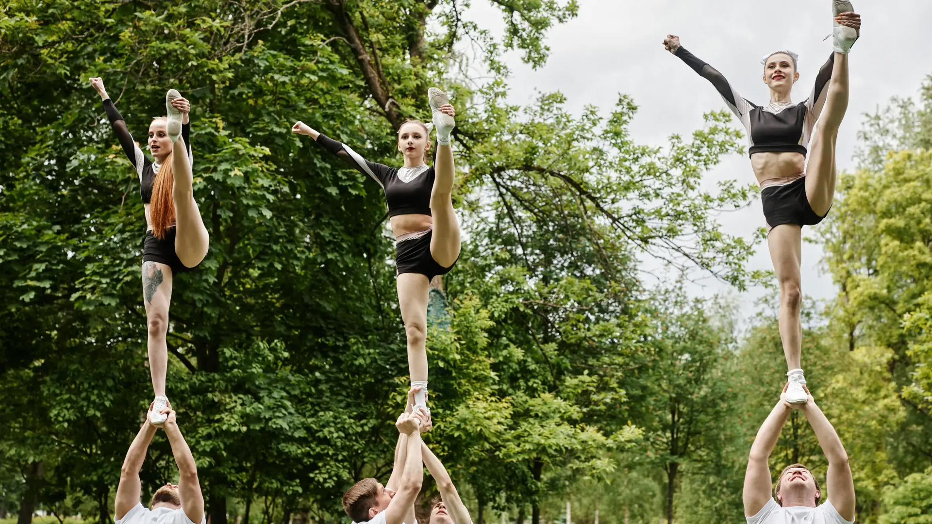 Nastolatkowie trenujący cheerleading sportowy