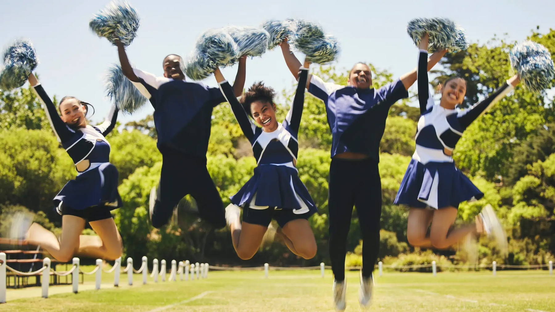 Ludzie trenujący cheerleading sportowy