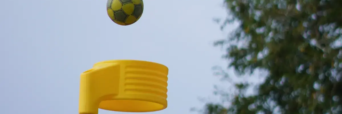 Piłka wpadająca do kosza podczas gry w korfball