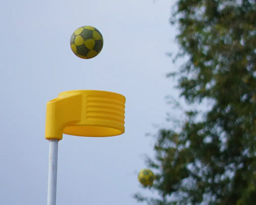 Piłka wpadająca do kosza podczas gry w korfball