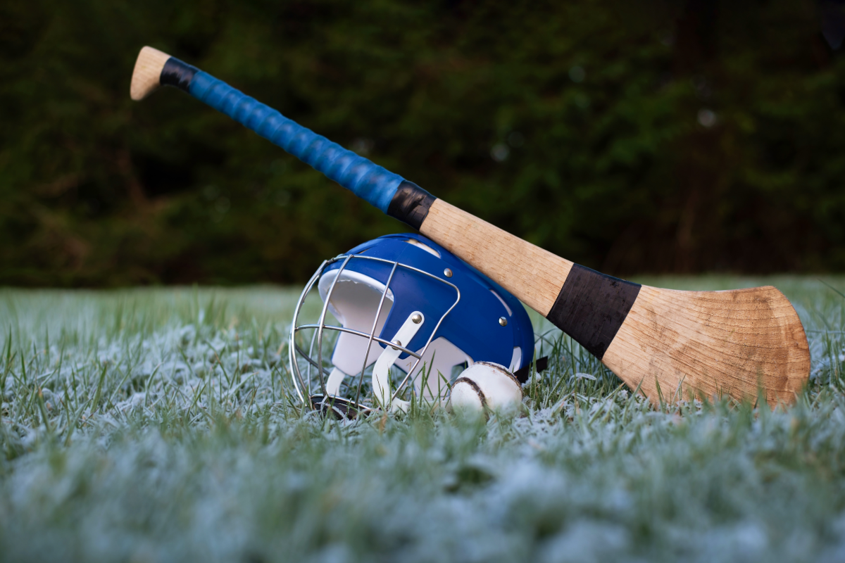 Hurley kask i piłka leżące na boisku