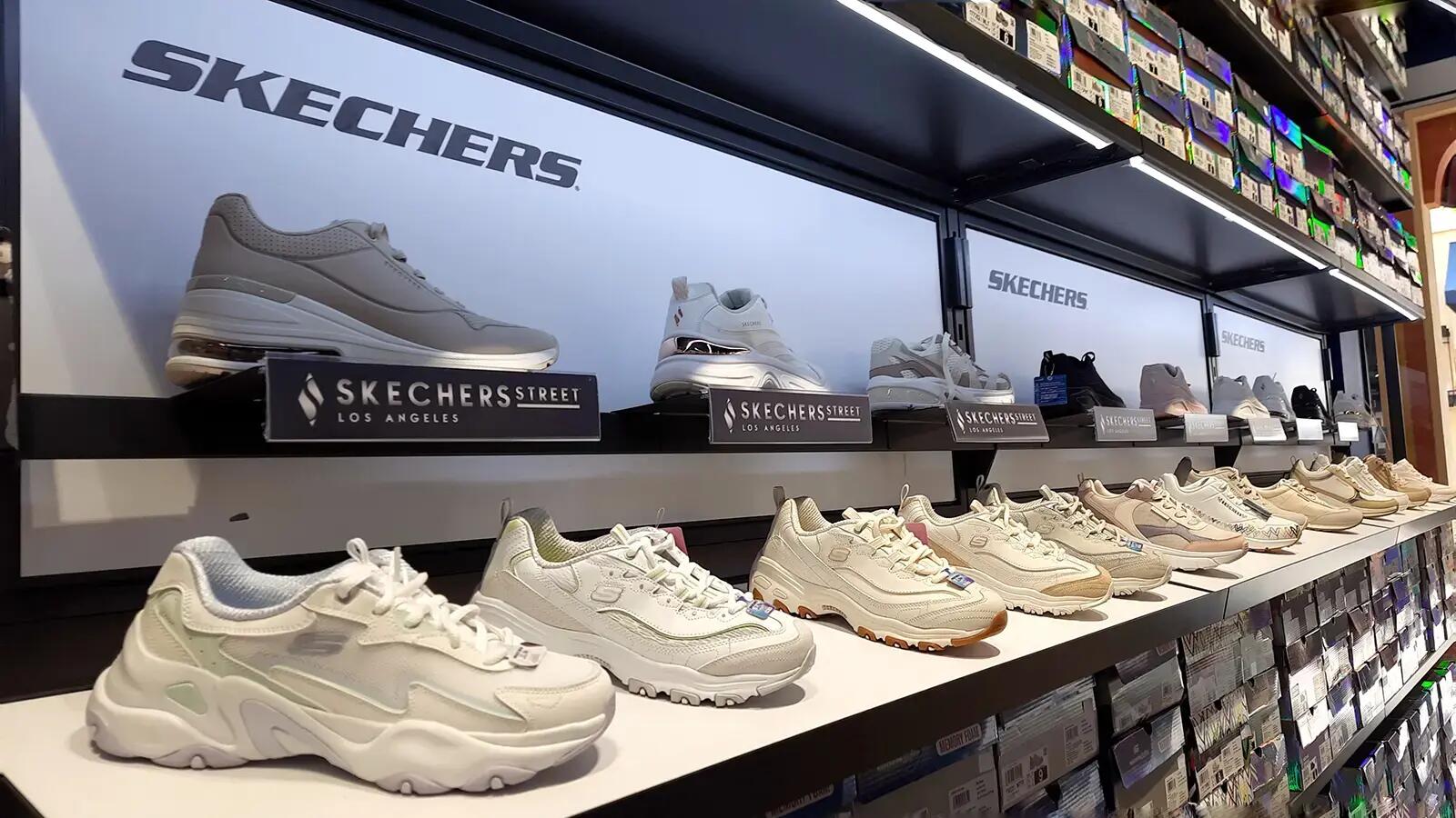 Adidasy Skechers na półce