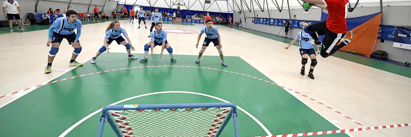 Mężczyźni grający w tchoukball