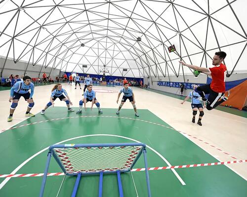 Mężczyźni grający w tchoukball