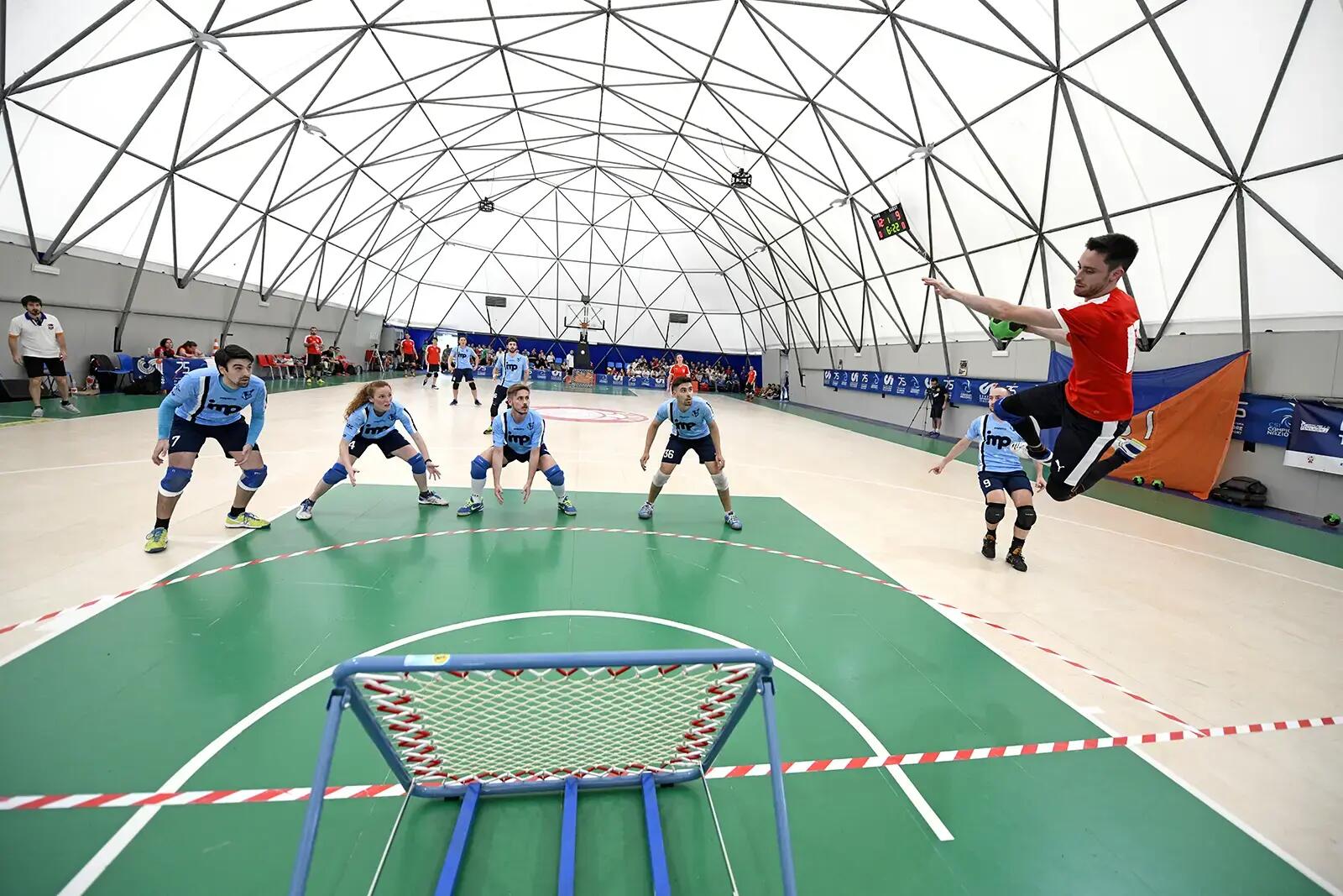Mężczyźni grający w tchoukball