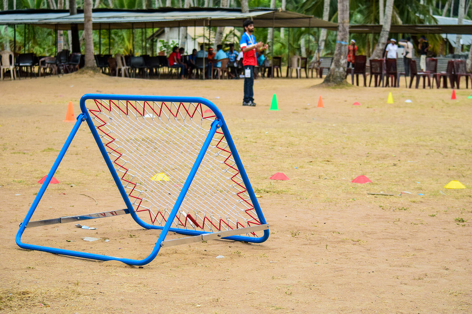 Trampolina na boisku do gry w tchoukball