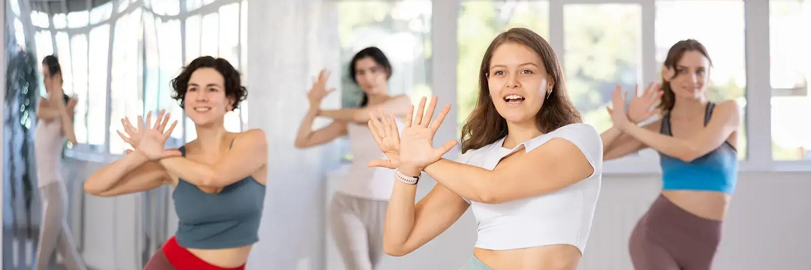 kobiety w strojach sportowych trenujące taniec