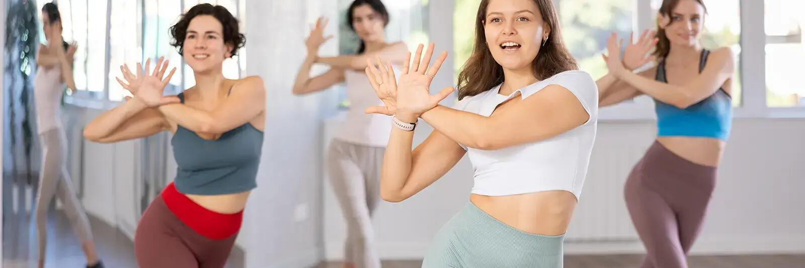 Kobiety tańczące salsation fitness