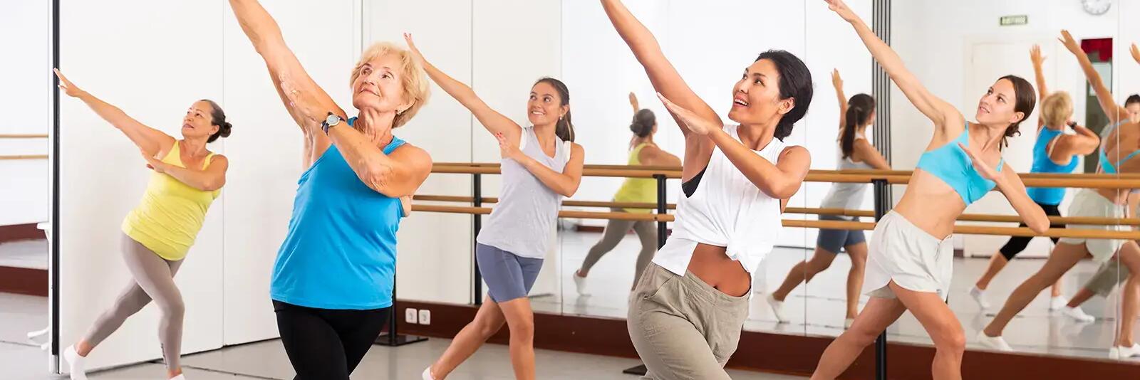 Kobiety trenujące fat burning na sali