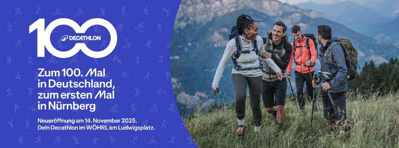 Werbebanner von Decathlon zur Neueröffnung in Nürnberg. Die linke Seite zeigt auf blauem Hintergrund die Zahl 100 mit dem Decathlon-Logo und dem Slogan: "Zum 100. Mal in Deutschland, zum ersten Mal in Nürnberg. Neueröffnung am 14. November 2025. Dein Decathlon im WÖHRL am Ludwigsplatz." Die rechte Seite zeigt eine Gruppe von vier wandernden Erwachsenen (zwei Frauen und zwei Männer) mit Rucksäcken und Wanderstöcken, die lächelnd einen Berghang hinaufsteigen.